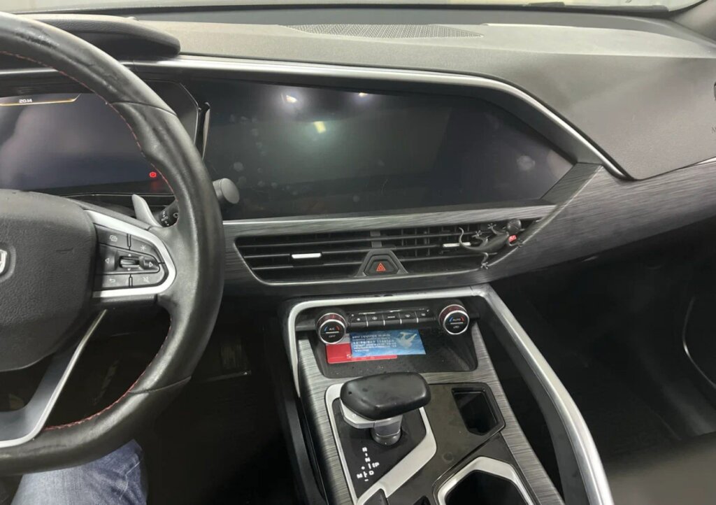 Владелец Geely отсудил у автодилера 45 миллионов за неисправную беспроводную зарядку в машине