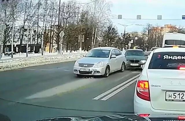  &laquo;Резко остановился на запрещающий сигнал светофора&raquo;: BMW и Nissan столкнулись на перекрестке в Ч