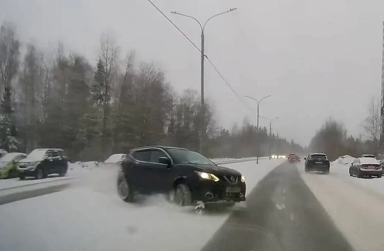  На выезде из Зеленограда кроссовер вылетел на встречную полосу и устроил массовое ДТП
