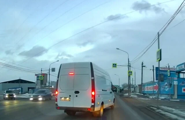  Авария на улице Глинки в Красноярске: водитель «Газели» перестроился, не глядя в зеркало