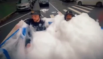  Житель Санкт-Петербурга устроил для друзей пенную вечеринку прямо в кузове своего пикапа