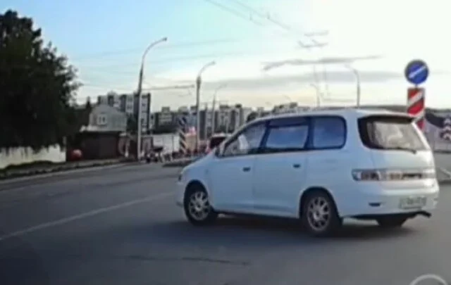  В Иркутске водитель минивэна пытался развернуться и столкнулся с другим автомобилем