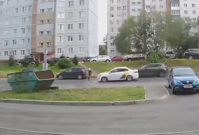  В Архангельске девочка перебегала дорогу и попала под колеса такси