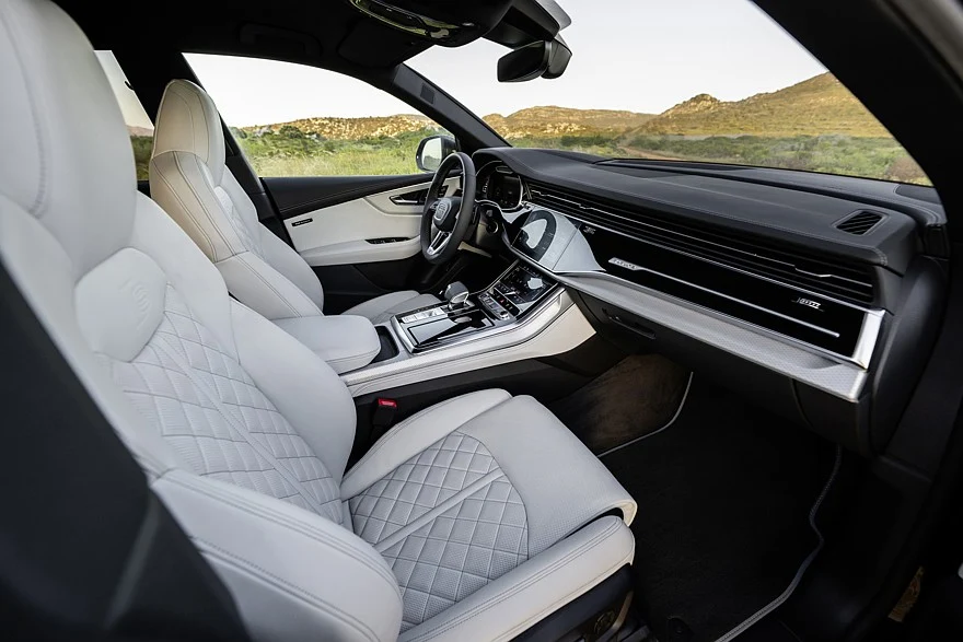 На фото: салон актуального Audi Q8