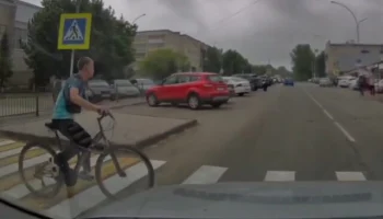  В Татарстане велосипедист не спешился и попал под машину