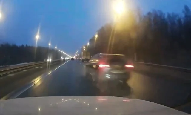  Момент ДТП на трассе &laquo;Кола&raquo;: водитель играл в &laquo;шашки&raquo; и столкнулся с попутным автомобилем