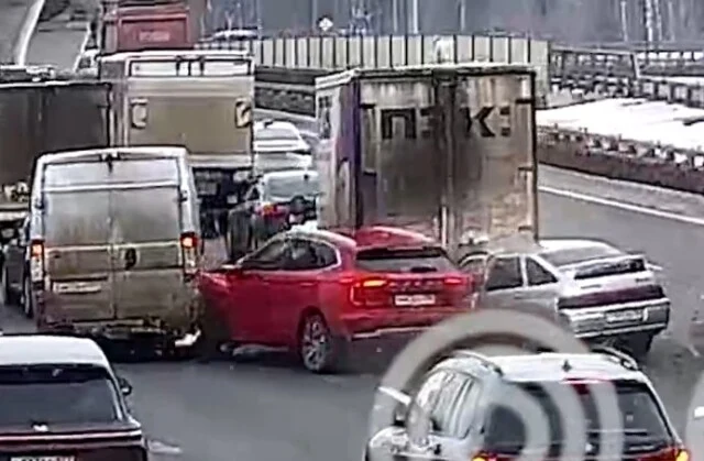 	ДТП на МКАД: водитель «Лады» пытался протиснуться между большегрузом и кроссовером