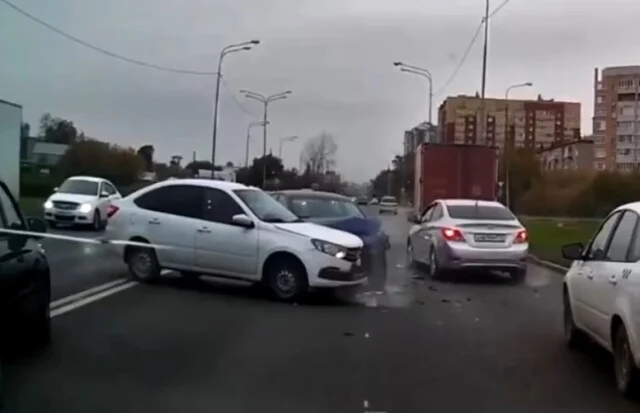  «Не вписался в поворот»: три авто столкнулись на улице 50 лет ВЛКСМ в Тюмени