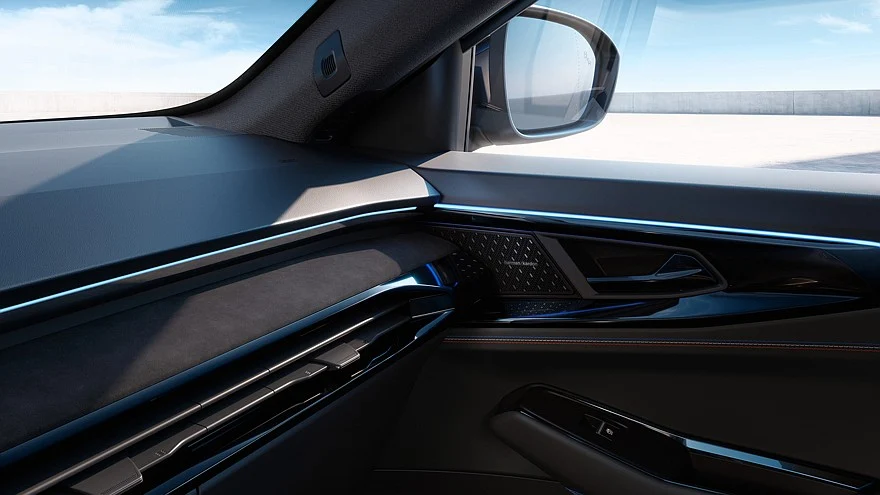 На фото: салон Renault Rafale Hypnotic