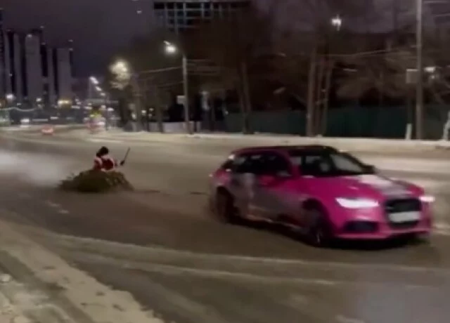  Водитель на большой скорости прокатил Деда Мороза на ёлке по улицам Челябинска