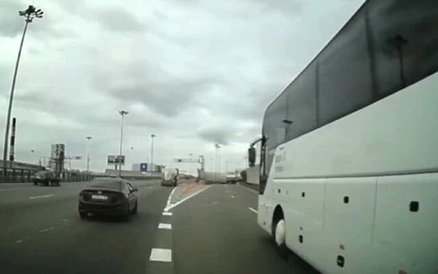  «Оба поворачивали направо»: кто был бы виноват в ДТП в Петербурге?