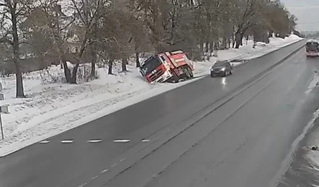  Пожарная машина съехала в кювет и опрокинулась в Красном Селе