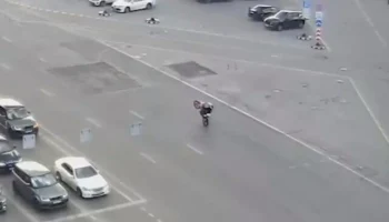  В Новосибирске мотоциклист двигался на заднем колесе и столкнулся с автомобилем