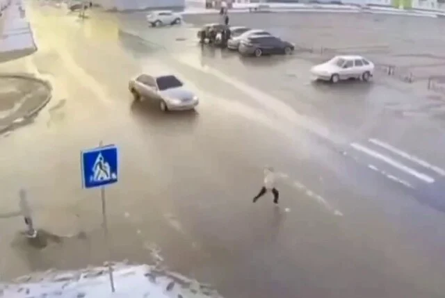 	В Башкирии девочка перебегала через дорогу и попала под машину