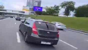 В Москве мотоциклист снёс зеркало попутному автомобилю