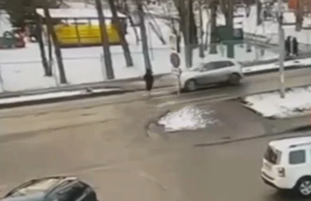  «Отбросило на другую машину»: в Новой Москве девушка на Audi сбила переходившую дорогу школьницу