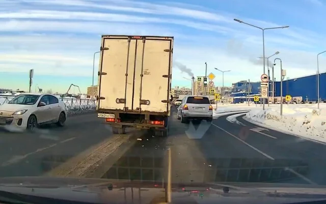  ДТП под Петербургом: водитель &laquo;Мерседеса&raquo; подлез под &laquo;Газель&raquo;