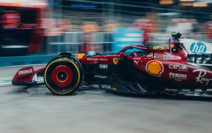 «Машина Хэмилтона не была опасной». В Ferrari ответили на претензию Алонсо