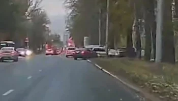  В Новосибирске водитель решил повернуть налево через двойную сплошную и спровоцировал тройное ДТ