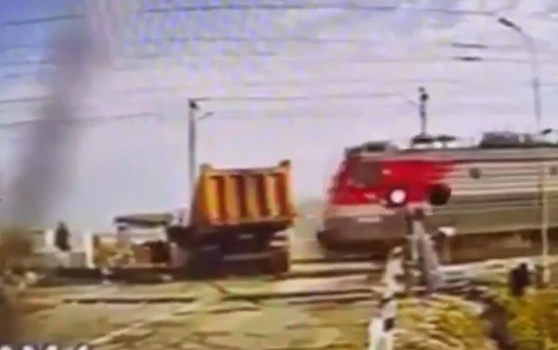  В Татарстане самосвал выехал на железнодорожный переезд и столкнулся с поездом