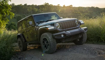У внедорожника Jeep Wrangler появилась &laquo;затемнённая&raquo; версия Smoky Mountain