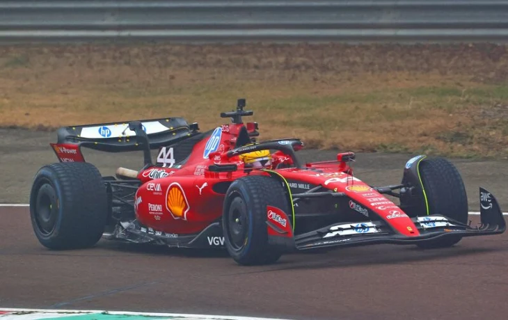 Льюис Хэмилтон проехал первые круги на Ferrari