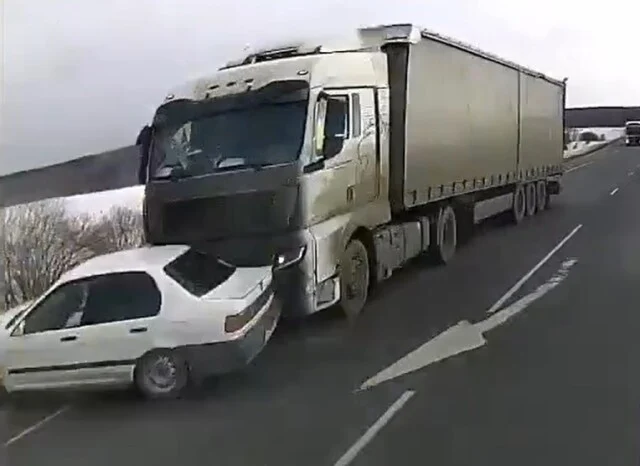  Момент ДТП под Красноярском: водитель легковушки не успел завершить обгон и столкнулся с фурой