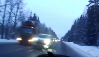  Под Петербургом водитель кроссовера спровоцировал ДТП и скрылся