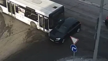  В Красноярске водитель легкового автомобиля пытался повернуть направо и не заметил автобус