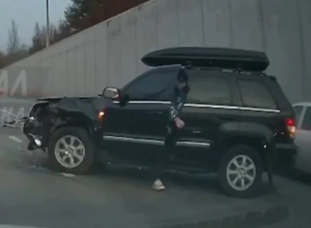  Момент ДТП в Казани: водитель прозевал стоящую посреди дороги машину