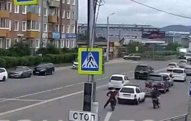  В Улан-Удэ подросток на питбайке врезался в попутный автомобиль, после чего сбежал