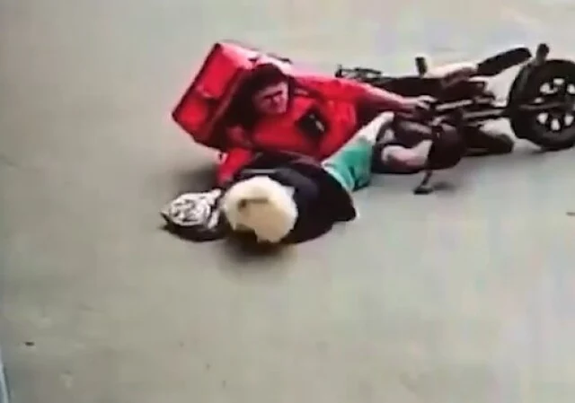  В Новосибирске курьер на электросамокате сбил женщину