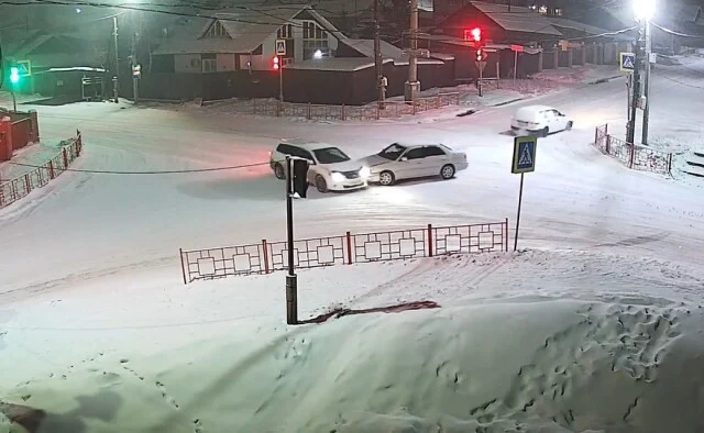  Два автомобиля столкнулись на перекрестке в Усть-Куте