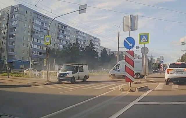  В Великом Новгороде водитель фургона поворачивал налево и столкнулся с микроавтобусом