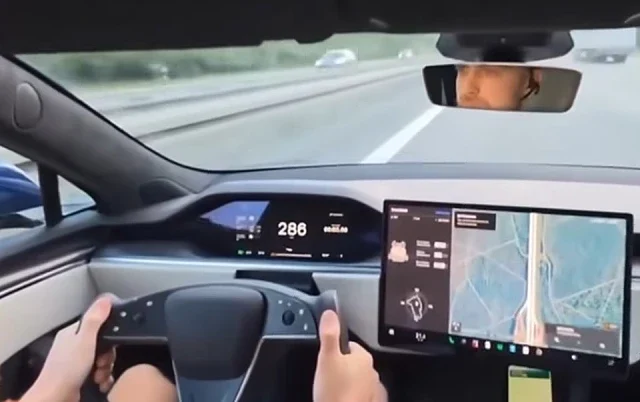  У электрокара Tesla на скорости 286 км/ч лопнуло колесо