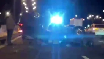  На МКАД автомобиль в результате ДТП перевернулся на крышу и проскользил несколько метров