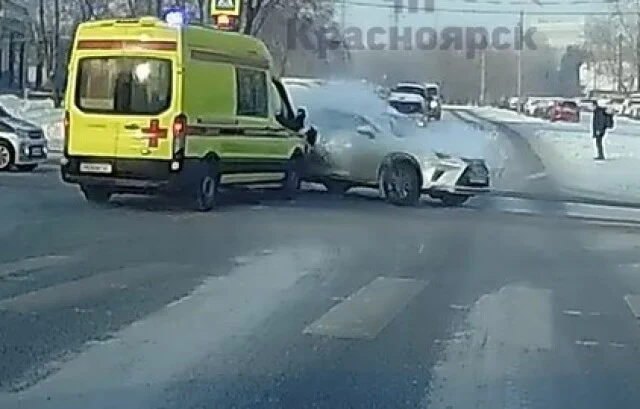  Автомобиль скорой помощи и Lexus столкнулись на перекрестке в Красноярске
