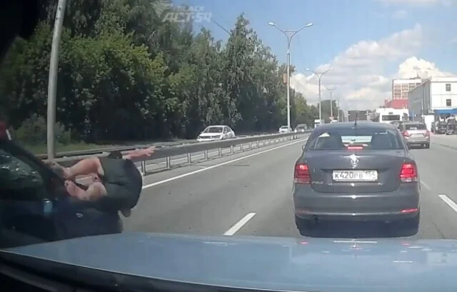  «Переходил дорогу в неположенном месте»: пешеход попал под колеса автомобиля в Новосибирске