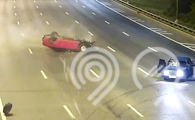  Автомобиль перевернулся в результате ДТП на МКАД