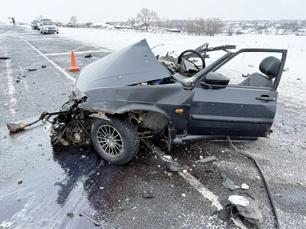 &amp;#171;Ладу&amp;#187; разорвало на части в результате ДТП в Кузбассе