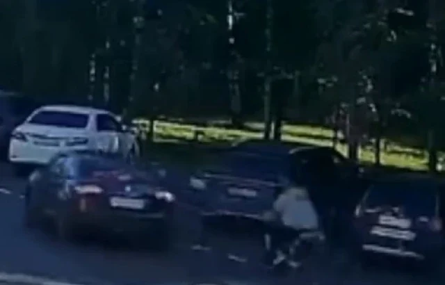  В Арзамасе водитель автомобиля пытался припарковаться и сбил мотоциклиста