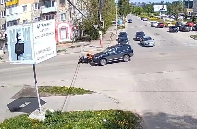  Внедорожник и мотоцикл столкнулись на перекрестке в Муроме