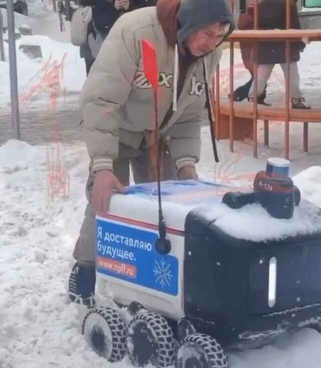  Жители Москвы спасли робота-доставщика, застрявшего на&nbsp;дороге после снегопада