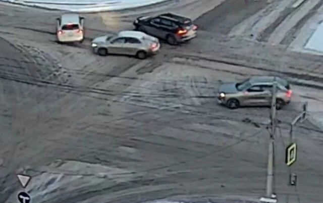  В Красноярске водитель кроссовера проехал на красный, столкнулся с автомобилем и скрылся