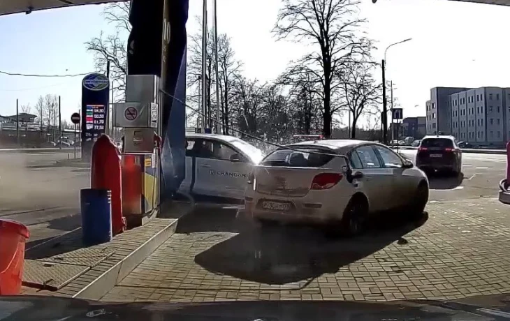  Автомобиль влетел на территорию АЗС в результате ДТП в Петербурге