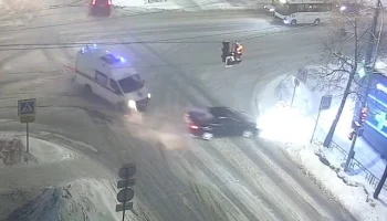  Легковой автомобиль влетел в аптеку после столкновения со скорой в Петрозаводске