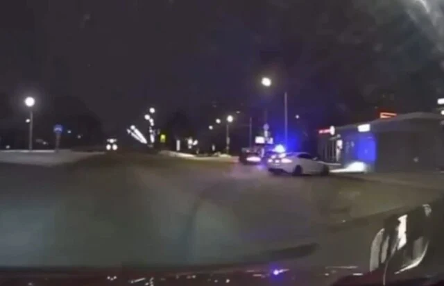  В Ярославле водитель легкового автомобиля не справился с управлением и въехал в ларёк