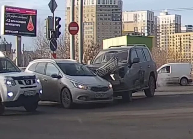  «Не работал светофор»: три автомобиля столкнулись на перекрестке в Тюмени