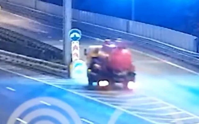  Момент ДТП на МКАД: грузовой автомобиль врезался в ограждение и опрокинулся