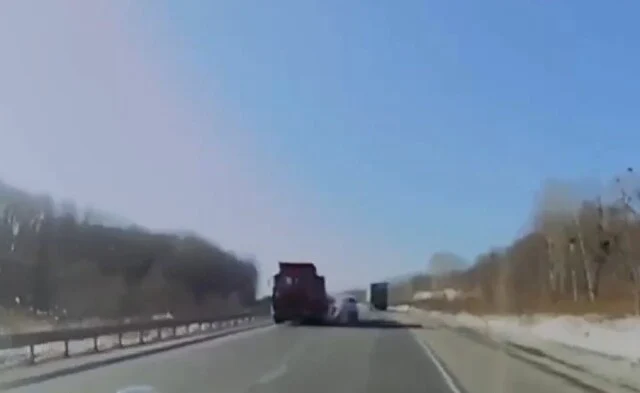  «Уснул за рулем»: в Приморье легковой автомобиль столкнулся со встречным грузовиком